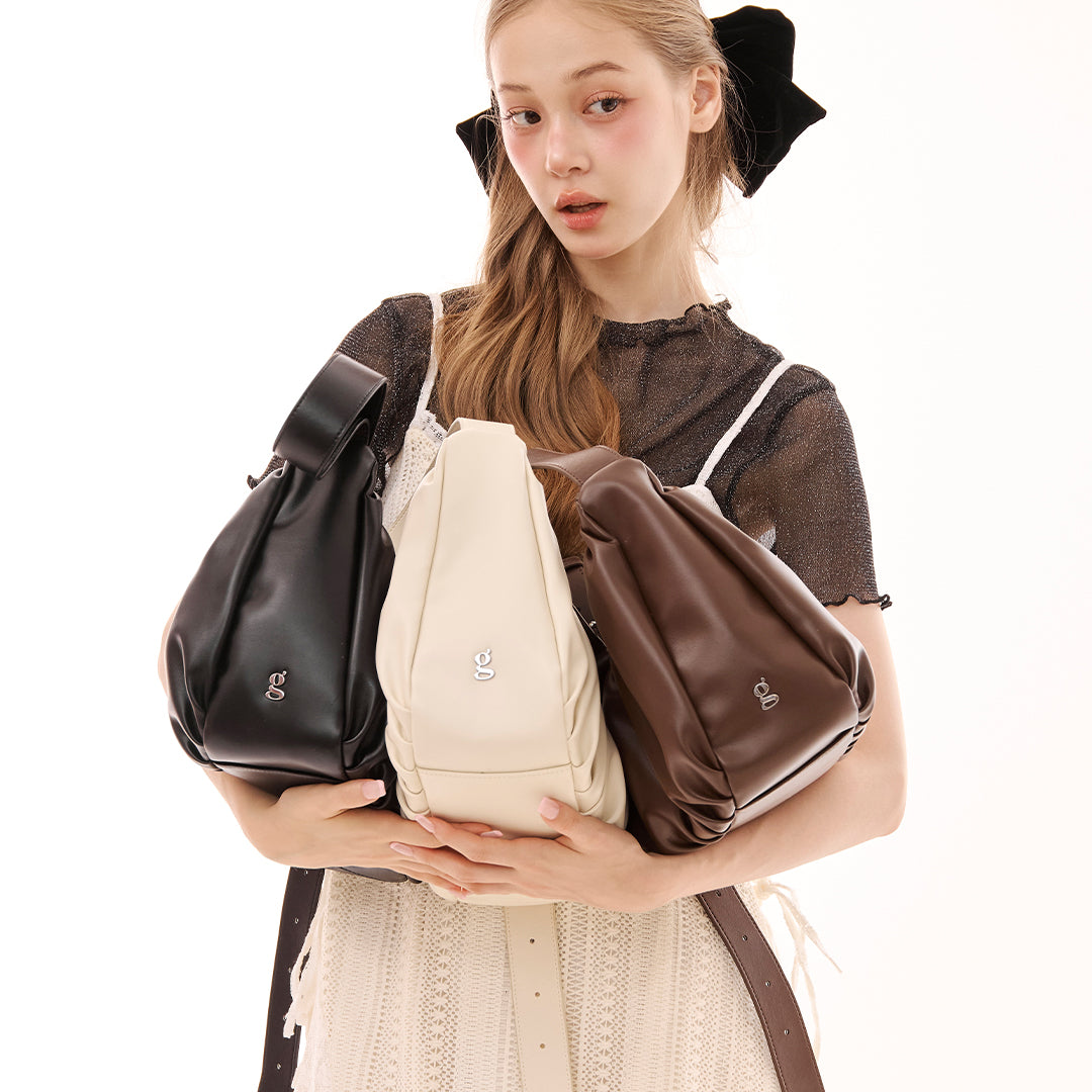 Leather Croissant Sling (Black)