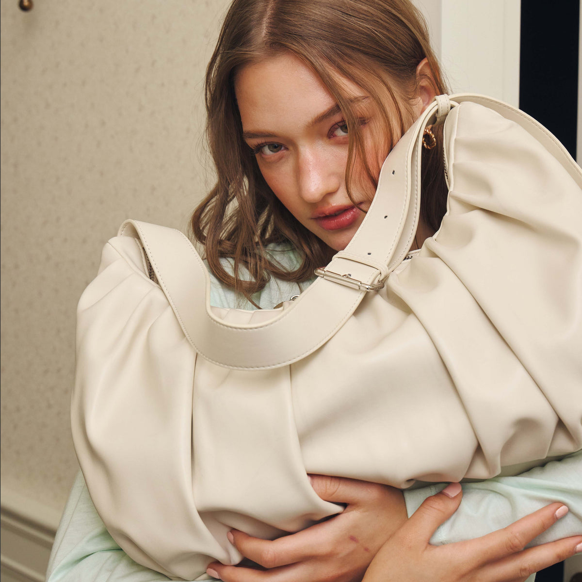 Leather Croissant Carryall (Cream)